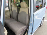 助手席と運転席はゆったりと座れるベンチシートタイプになっています。