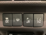 Hondaセンシング用の、VSA(ABS+TCS+横滑り抑制)解除と路外逸脱抑制機能のオンオフスイッチなどはハンドルの右側に装備しています。