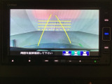 バックでの車庫入れも安心です! リアカメラが付いているバックモニター付のナビを装備しております。操作線もついており距離感も画面から確認できます。