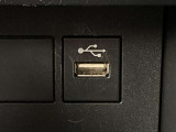 こちらのクルマはUSB接続コネクタも装備されています♪スマホの充電などにお使い下さい。ご旅行中での充電切れも、これなら心配いりませんね!
