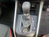 操作しやすいシフトレバー。MTモード付き。上質な内装デザイン。