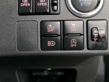 プリクラッシュセーフティ、トラクションコントロール(横滑り防止装置)、オートマチックハイビーム、アイドリングストップ等のスイッチが配置されてます。