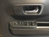 電動格納式リモコンドアミラーと、パワーウィンドウスイッチ等は運転席ドアにあります。