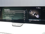 こちらのお車には先進安全装備が多数搭載されています。衝突被害を回避あるいは軽減するためのブレーキや、後方死角からの接近警報、車線逸脱を防止する警報装置など、詳しくはスタッフまでお尋ねください。