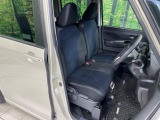 運転席まわりには十分なスペースがあり、大柄な方でもゆったり運転していただける環境です。