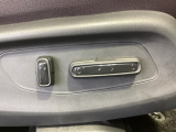 シートはパワーシートになっています。ポジションを快適な位置に調整できますよ。