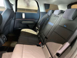 後部座席も足元まで広々としてますのでロングドライブも快適です