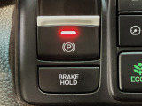 指先の操作でパーキングブレーキの「作動と解除」が行うことができる装備。ブレーキペダルから足を離しても停止し続けてくれるオートブレーキホールド機能。信号待ちなどの際には便利。ECO運転で低燃費走行♪