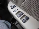 「ワンタッチで窓の開閉」パワーウィンドウですのでスイッチを押して頂くだけで窓の開閉が可能です♪