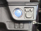 スマートキー装備車なので、キーを取り出さなくてもエンジン始動が可能です。オートライト・車線逸脱警報・プリクラッシュ装備で安心です。