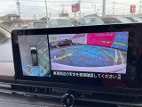 車を真上から見ているように、周囲の状況を把握しながら安心して駐車が行えるアラウンドビューモニター装備!