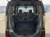 ラゲッジルームは、大容量のスペースを確保。普段のお買い物からレジャーまで、幅広く活躍してくれます!また、リアシートを倒すことでバリエーション豊かにお使いいただけます。
