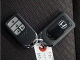 ◆スマートキー◆カギをバッグやポケットに入れたままでもドアロックの開閉ができる『スマートキー』付き!雨天や暗くなってもカギを取り出す必要がなくドアの開錠&エンジンも始動できます
