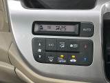 【オートエアコン】一度お好みの温度に設定すれば、車内の温度を検知し風量や温度を自動で調整。暑い&hellip;寒い&hellip;と何度もスイッチ操作をする必要はありません。快適な車内空間には必須の機能ですね♪