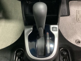 CVT車のセレクトレバーです。低速から高速まで、変速ショックのないスムーズな走りを実現するとともに、エンジン効率のよい領域を維持することで燃費にも貢献します。