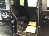 シートをはね上げれば、高さのある荷物も積めます。
