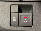指先だけで簡単に操作が可能な電動パーキングブレーキを採用。「HOLD」スイッチを押すと、渋滞や信号待ちなどでブレーキペダルから足を離しても、ブレーキを保持するので安心です