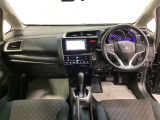 車内は光触媒抗菌消臭施工済です。スタイリッシュなデザインで暖かみのあるインパネ周りを演出します。グローブボックスやカップホルダーのほかにトレーなどたくさんの収納スペースが装備されています。