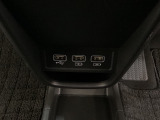 セレクトレバーの下に、スマートフォンなどの充電可能なUSB端子が2個、音源などの外部入力の可能なUSB端子が1個ついています。移動中に充電もできるので便利です。