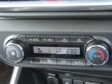 オートエアコンなのでスイッチひとつで車内を設定温度に調節してくれます☆