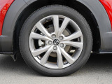 18インチ純正アルミホイールを装備。タイヤサイズは215/55R18となります。