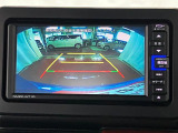 【バックモニター】 駐車時に車両後方の様子を見ることができるので、運転の不安を軽くします。
