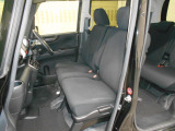 広々使えるベンチシート仕様です。