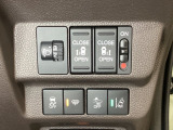 両側電動スライドドアは運転席から操作ができるよう、操作スイッチが付いています。Hondaセンシング用のVSA(ABS+TCS+横滑り抑制)解除とレーンキープアシストシステムなどのスイッチがあります。