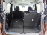 荷室です。後席を倒して荷室を広くできます。写真は左後席を倒した状態です。