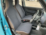 運転席、助手席の感覚はゆとりがあって快適な空間となっております!