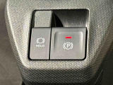 指先だけで簡単に操作が可能な電動パーキングブレーキを採用。「HOLD」スイッチを押すと、渋滞や信号待ちなどでブレーキペダルから足を離しても、ブレーキを保持するので安心です