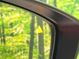 【ブラインドスポットモニタリング】走行中、ドアミラーの死角になりやすい箇所に後続車が接近するとサイドミラー付近に警告を表示、ドライバーに注意喚起をしてくれます。