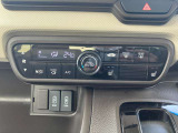 フルオートエアコンが装備されています。お好みの温度設定をするだけでエアコンの風量やモードの切り替えを自動でコントロールしてくれます。ユーザーの操作が少なく燃費走行にもつながります。