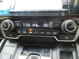 オートエアコンは左右席で独立温度コントロールが可能です。運転席はキンキンに冷やして助手席はマイルドにと言った設定が可能です☆暑さ寒さでケンカすることもなくなりますね♪