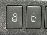 【両側パワースライドドア】スマートキーや運転席のスイッチで後席両側スライドドアの開閉が可能♪電動だから力を入れてドアを開ける必要が無く、小さなお子様でも簡単に開け閉めでき快適です♪
