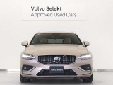 簡潔なラインと明確な意図をもって形作られたV60の外観は、伝統的なスカンジナビアンデザインそのものです。躍動感に溢れ優雅な雰囲気を持ち、細部に至るまで気を配られたその姿には確かな自信が映し出されます。