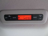 リヤ側にもオートエアコンを装備しております。車内の温度調整をより行い易くなっております。