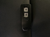 スマートキーを装備しています。鍵を差し込むことなくドアロックの開け閉めと、スタートボタン操作でのエンジンスタートができます。