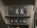 両側電動スライドドアは運転席から操作ができるよう、操作スイッチが付いています。Hondaセンシング用のVSA(ABS+TCS+横滑り抑制)解除とレーンキープアシストシステムなどのスイッチがあります。
