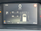 スピードメーター上に運転をサポートする様々な情報を表示してくれます。