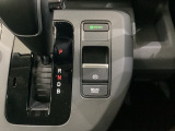 セレクトレバーの横に電子制御パーキングブレーキがあります。スイッチひとつで、停車した地点の傾斜などをシステムが検知・判断してブレーキ力を自動的に最適制御し、しっかり停車できるパーキングシステムです。