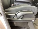 シートハイトアジャスターが付いているので運転姿勢を調整するのに便利ですね。身長に合ったシートポジションは安全運転や疲労軽減にもつながります。