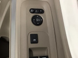 狭い駐車場で便利な電動格納ドアミラーが付いています。