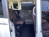 セカンドシートです!!ベンチシートになってますので、お二人の乗車ですとゆったり座って頂けますよ!!
