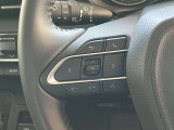 ステアリングオーディオスイッチが付いているため、運転中でもお手元でチャンネルやボリュームの操作をして頂けます。