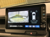 リバースギアに入れるだけで後方の表示へ切り替わります。夜間や雨の日の駐車も楽になりますよ。