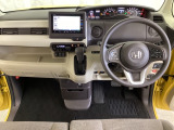 車内は光触媒抗菌消臭施工済です。スタイリッシュなデザインで暖かみのあるインパネ周りを演出します。グローブボックスやカップホルダーのほかにトレーなどたくさんの収納スペースが装備されています。