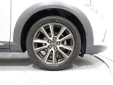 純正アルミホイールを装着しております、タイヤサイズは215/50R18です。