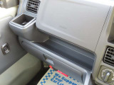 グローブボックスのほか、上段にトレースペースがあります。左端にはドリンクホルダーが増設されました!!