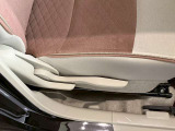 運転席シートにはシート座面の高さを調整するシートリフター機能が付いています。